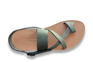 Vue supérieure dune sandale à semelle en cuir beige et lanières en cuir nubuck vert sauge, avec une lanière plus large sur le coup de pied, deux lanières plus fines croisées et une lanière sur l'orteil.