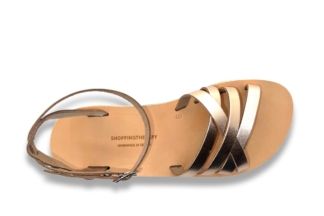 Vue supérieure dune sandale à lanières en cuir rose gold avec une bride à boucle à la cheville et semelle en cuir beige. Modèle: MYSTRA.