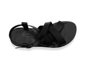 Sandale en cuir noir avec brides croisées, bride à la cheville et boucle latérale, sur fond blanc. Vue supérieure. Modèle Naxos.