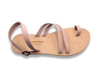 TINOS_échantillon : Sandale en cuir rose clair à cinq brides, boucle d'orteil et bride à boucle. Semelle avec inscription : SHOPPINGTHERAPY, FAIT MAIN EN GREECE.